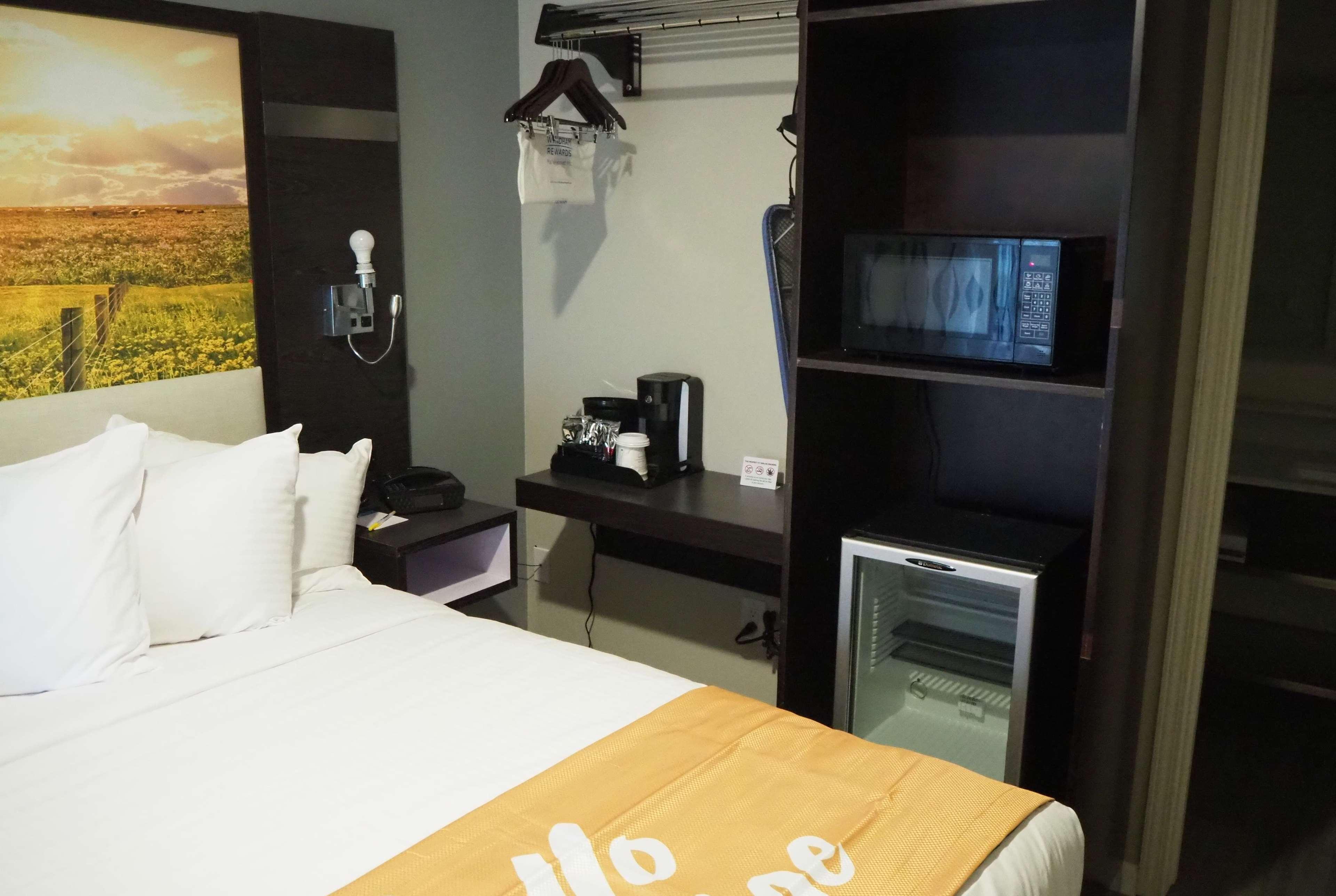 Days Inn By Wyndham Galt - Elk Grove South Bagian luar foto