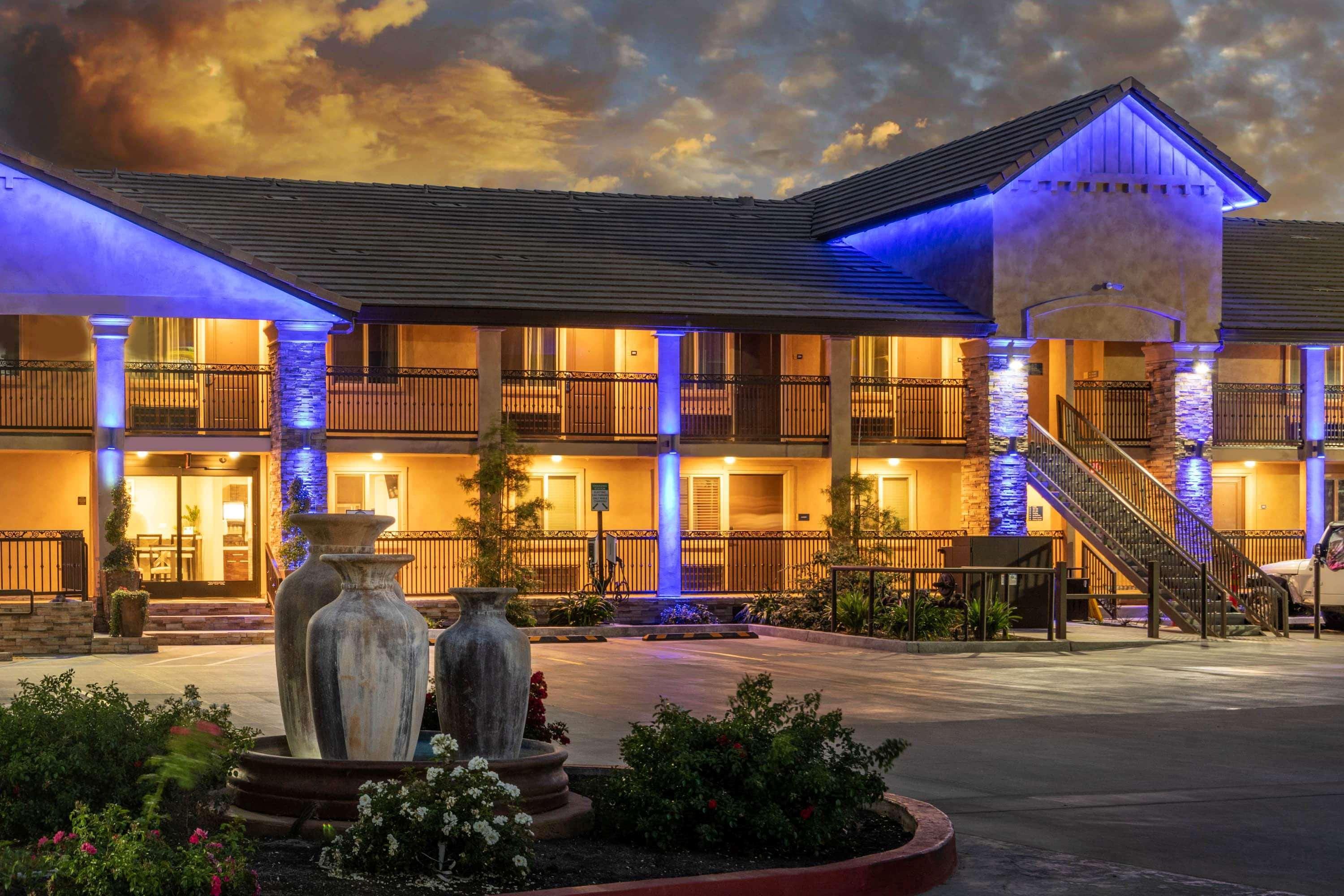 Days Inn By Wyndham Galt - Elk Grove South Bagian luar foto