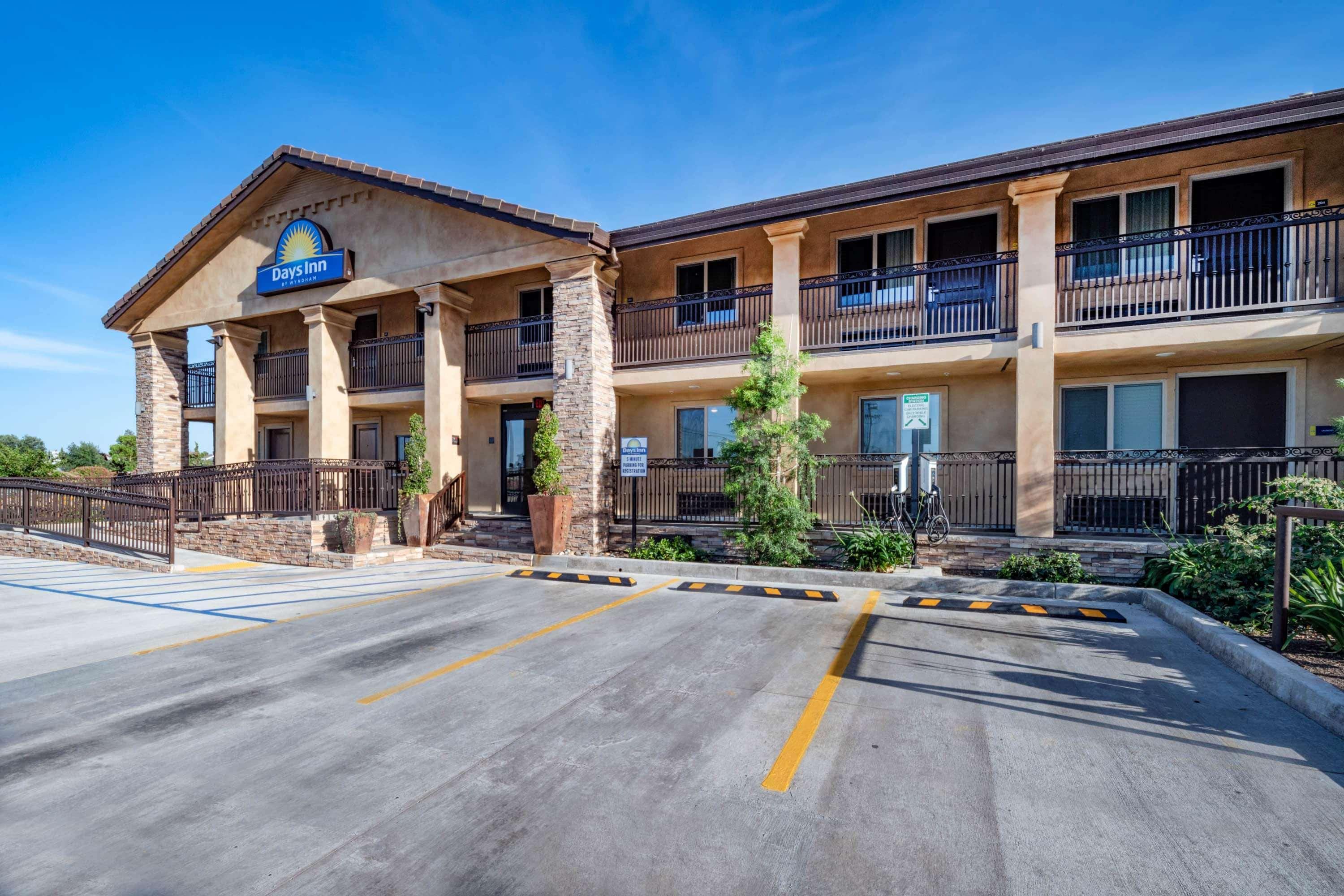 Days Inn By Wyndham Galt - Elk Grove South Bagian luar foto