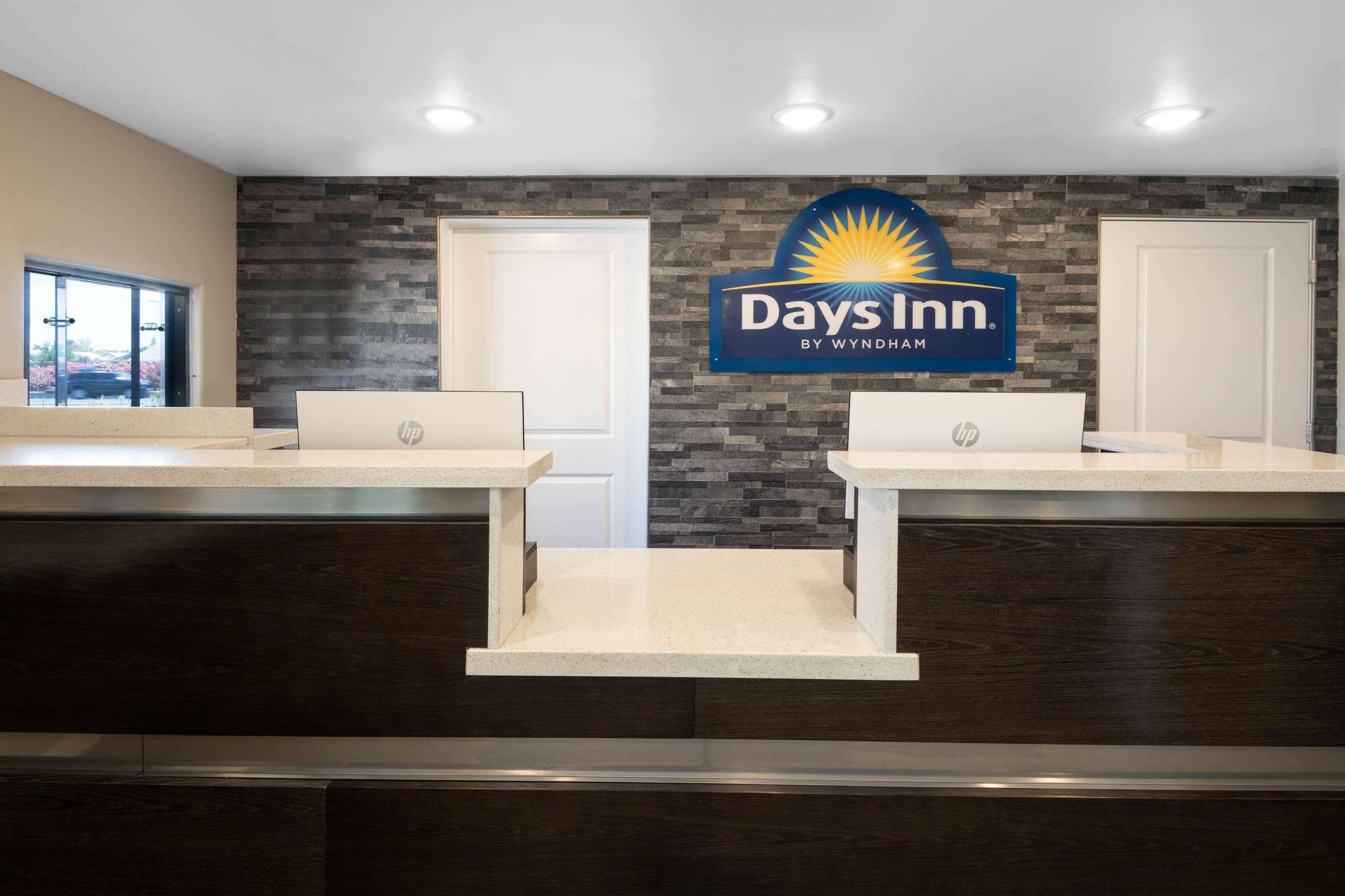 Days Inn By Wyndham Galt - Elk Grove South Bagian luar foto