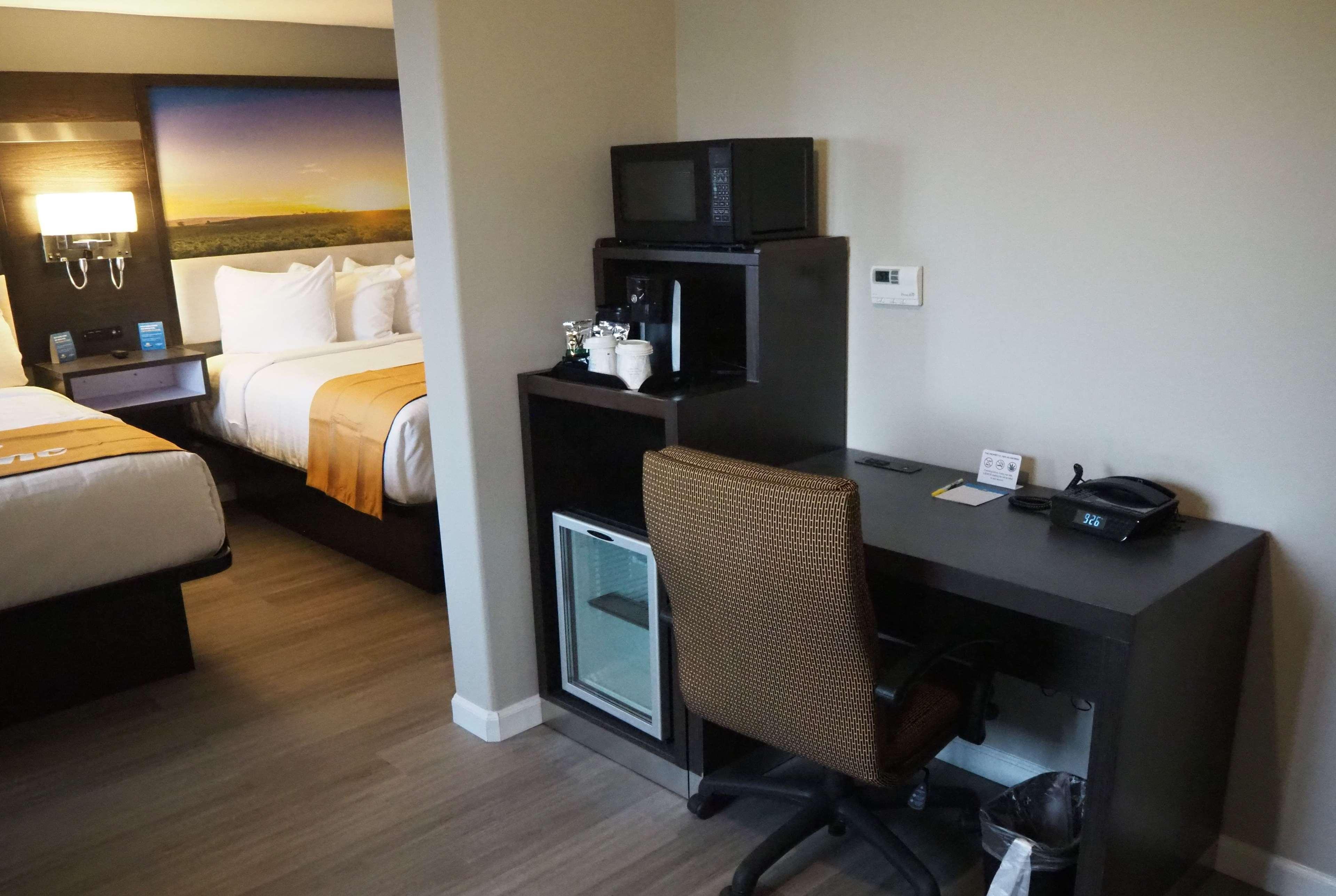 Days Inn By Wyndham Galt - Elk Grove South Bagian luar foto