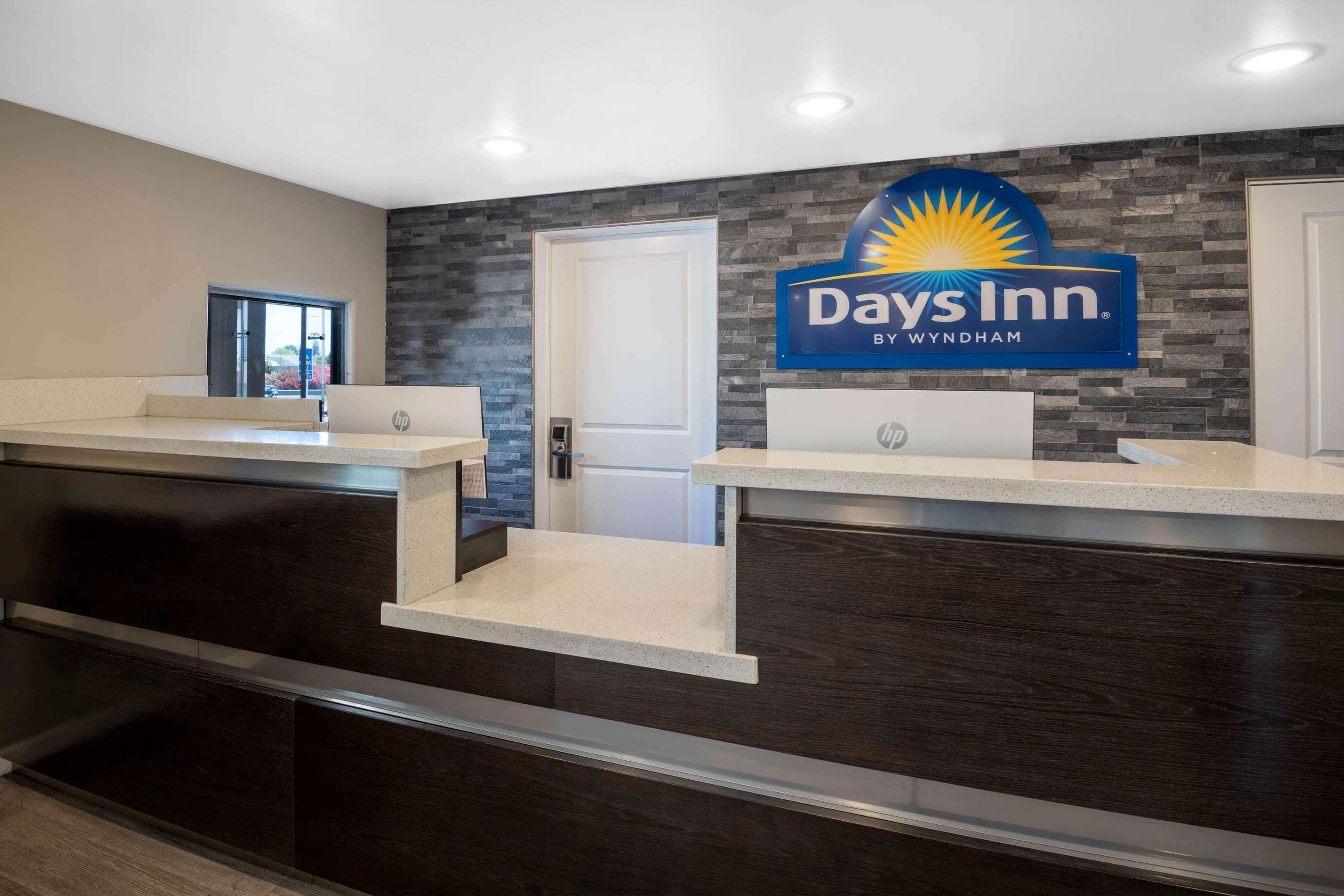 Days Inn By Wyndham Galt - Elk Grove South Bagian luar foto
